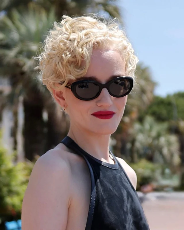 Stars, they’re just like us in @oliverpeoples. // @juliagarnerofficial
